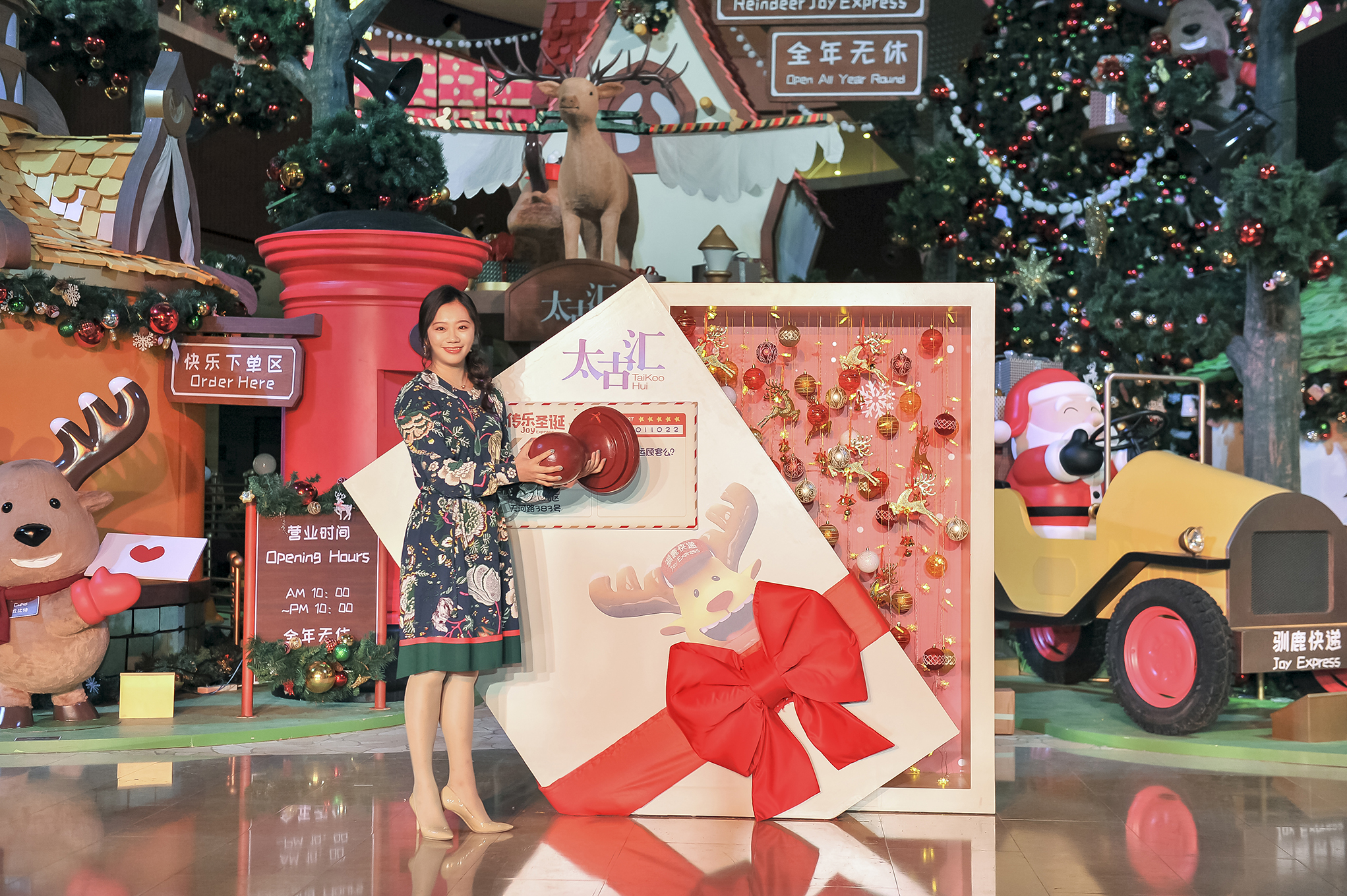 4. 黄瑛女士在启动仪式现场上为圣诞季第一份赠礼盖上邮戳.jpg