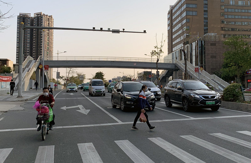 广州过街设施观察:有的提升便民争"五佳,有的无故上锁成摆设