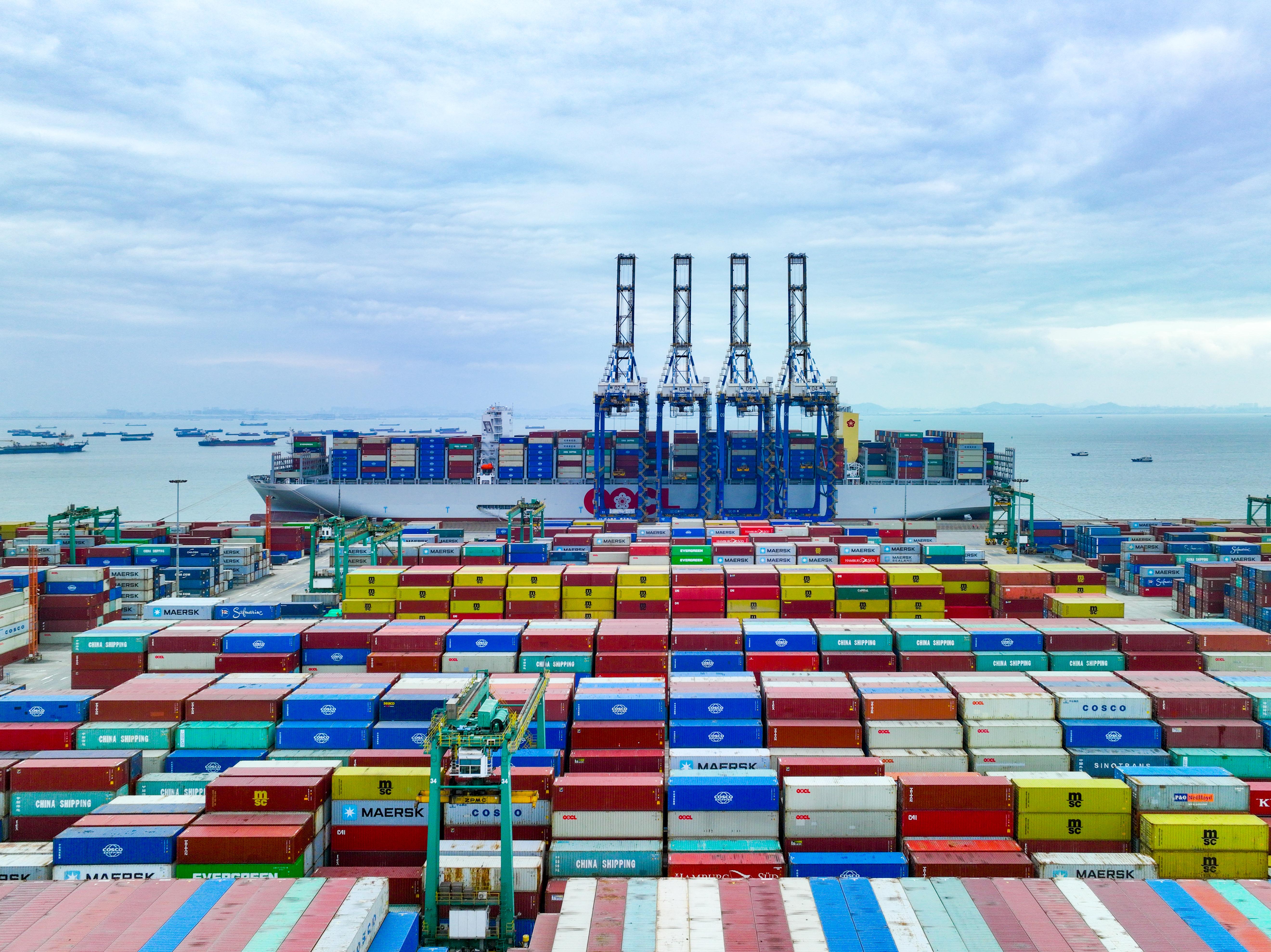 6724188teu世界最大型集装箱船靠泊广州港南沙港区